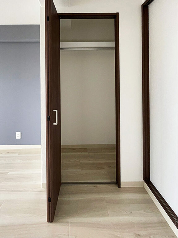 バスルームとトイレを分けて、グレーインテリアのお部屋に