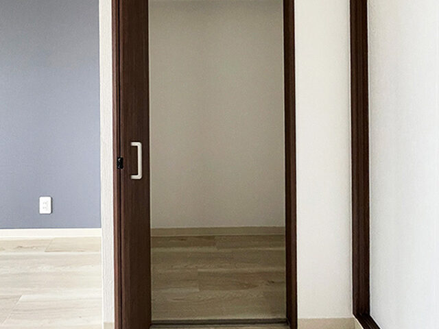 バスルームとトイレを分けて、グレーインテリアのお部屋に