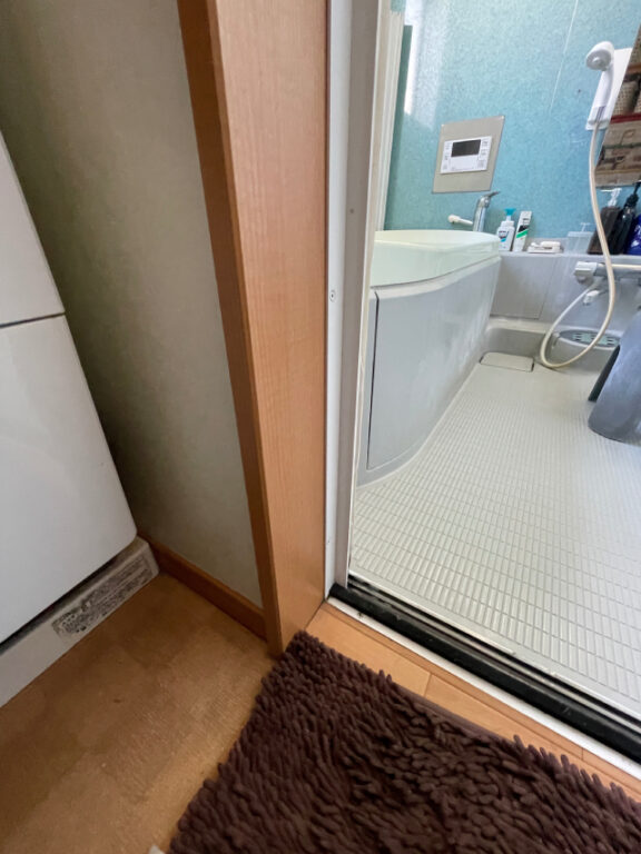 黒で引き締まるバスルーム