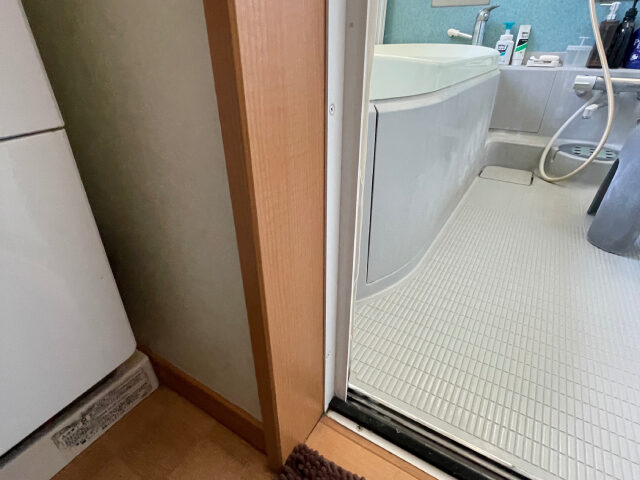 黒で引き締まるバスルーム