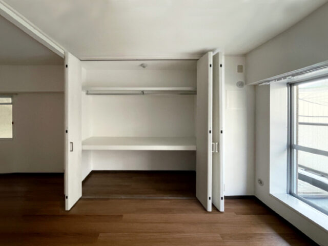 真っ白なキッチンから続く明るいリビング