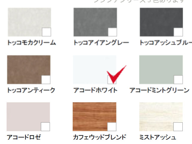真っ白なキッチンから続く明るいリビング